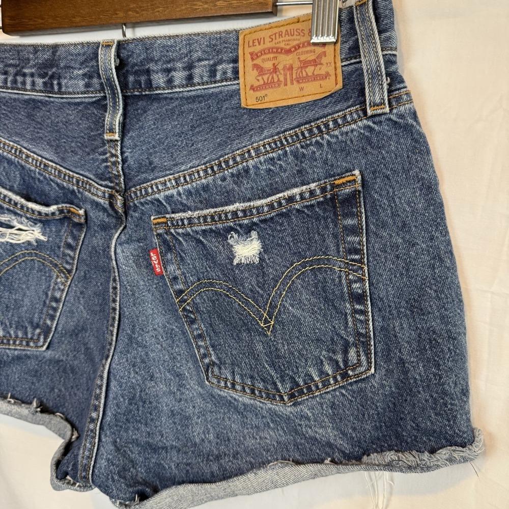 Levi's Women's 501 Premium Button Fly Distressed Denim Shorts Size 26x3.5 - Picture 2 of 7
